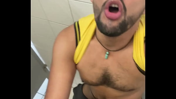 No Banheiro Da Empresa O Funcion&aacute;rio Novo. thumbnail