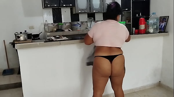 Me contrataron para limpiar la casa y terminé masturbándome enla cocina mientras estaba sola