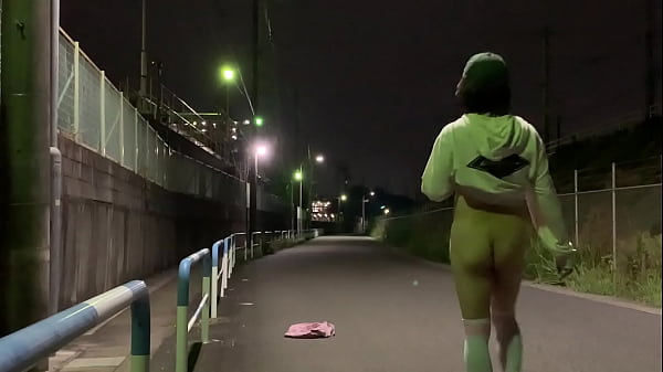 Play MP4 - ミニスカニーハイノーパンの女装子まゆちゃんが深夜の工場横の道路でちょっとずつ脱いでいって全裸露出を楽しむ