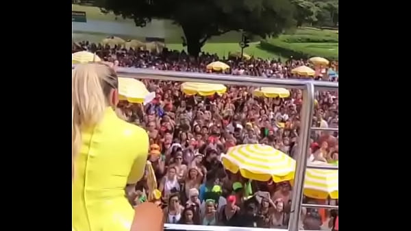 Como lo mueve karol g