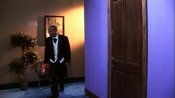 Nonton Mrs. Donut Sucks Her Butler's Load After Letting Him Fuck Her thumbnail