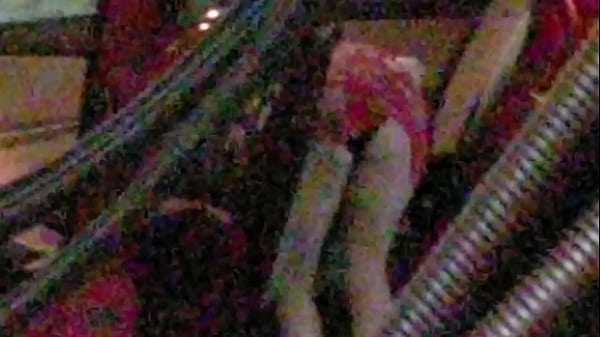 Colegiala lavando carro_se le veen los calzones