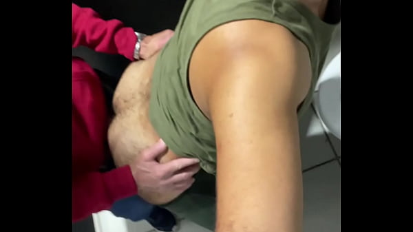 Sexo Gay Em Banheiro Masculino P&uacute;blico Gordinhos E Safados. thumbnail