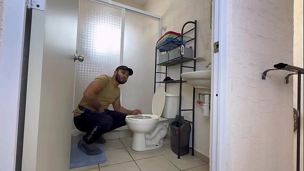 Play MP4 - DESCUBRO AL PLOMERO MORBOSO OLIENDO MI CALZ&Oacute;N