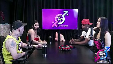 Jefao, o pauzudo mais famoso do brasil fodeu a Karen Oliver e Monica lima ao vivo durante o topcast. - O zero um do porno fodendo Monica Lima e Karen Oliver