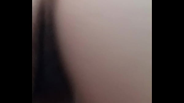 Gemendo  e gozando no pau 