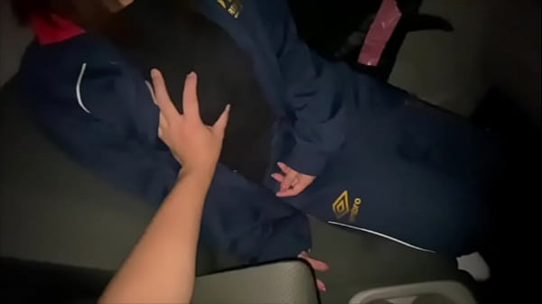 Play MP4 - 【彼女と真夜中のカーSEX】誰もいない道端でカーテンで車をおおって、イチャイチャSEXする大&bigcirc;生カップル。