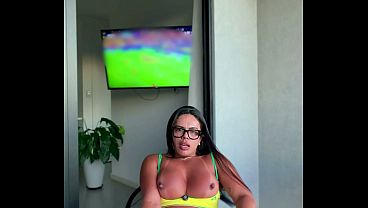 Puta Casada Assistindo O Jogo Do Brasil Sentando Em Um Pau Preto De 27cm E Gozando Muito Na Varanda thumbnail