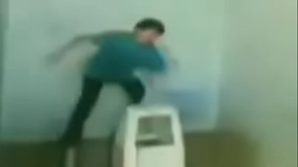 Ronaldinho fazendo dan&ccedil_a delirante com um banquinho a 2p