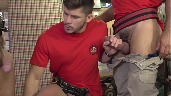 Trabalhando no Quartel dos Bombeiros, o clima esquentou. Fudemos ali mesmo. - Pr&eacute;via 