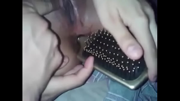 Jugando con su cepillo de_peinar