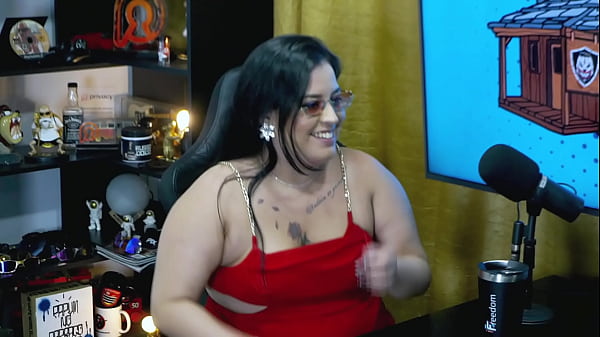 Play MP4 - Ruan Atacou a Pri Melancia de Jeito&comma; prendeu os bra&ccedil;os dela com a algema e encheu ela de beijos&comma; ainda pegou na buceta dela - Podcast P&aacute;pum no Barraco&excl;