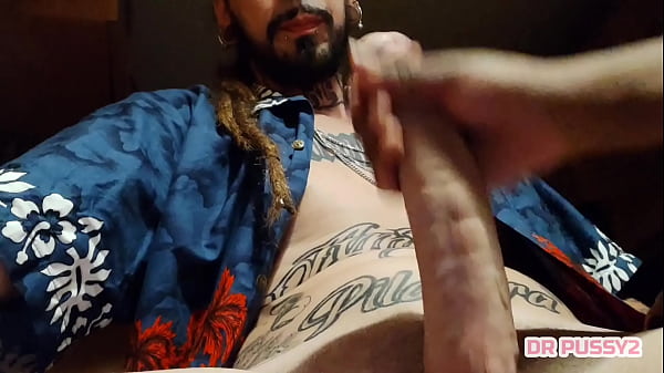 AFRICANA MASTURBA MELHOR AMIGO DO MARIDO DE FORMA SELVAGEM E DEIXA GRAVAR TUDO ENQUANTO O CORNO ESTA A FAZER O TURNO DA NOITE