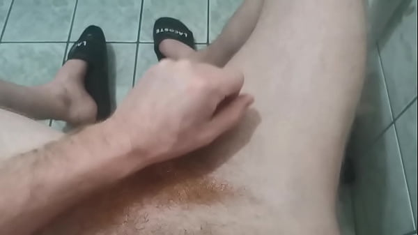 Pelirrojo pajeandose en el ba&ntilde;o de lo barbero 