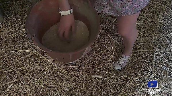 Play MP4 - Sophie d&eacute;fonc&eacute;e en trio dans la paille