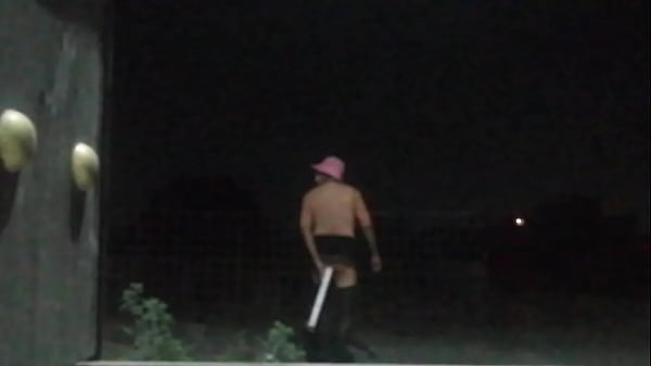 En la calle comiendo una peque&ntilde_a macana