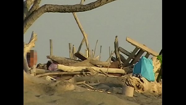 Girlfriend sucks my cockon the public beach in front_of many strangers - MissCreamy