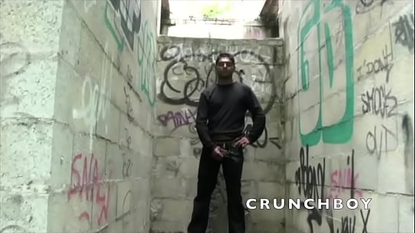 Deux Heteros Acceptent D'etre Sucer Par Un Gay Pour De L'argent thumbnail