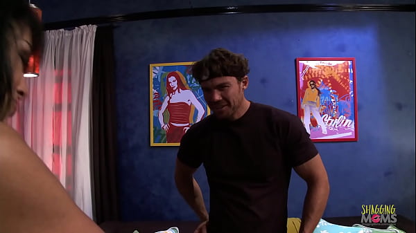 Play MP4 - Cougar in high heels reveals her big tits and takes a big cock