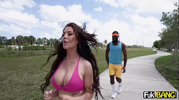 BigTit Round Ass Babe Savanah Storm Find Huge Cock