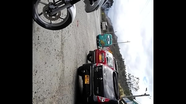 en una parada veo_este culo jugoso