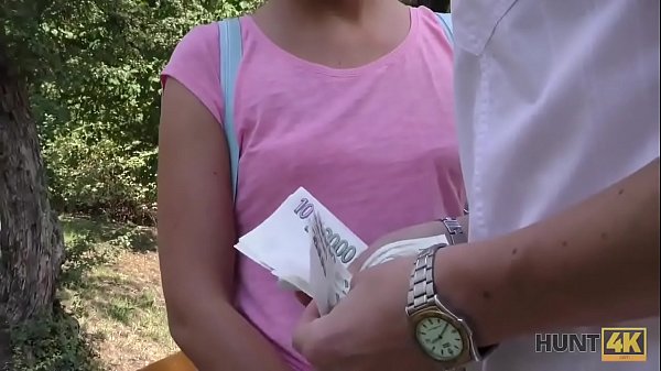 HUNT4K. Incroyable blonde dollface donne la bouche, la chatte et le trou du cul 