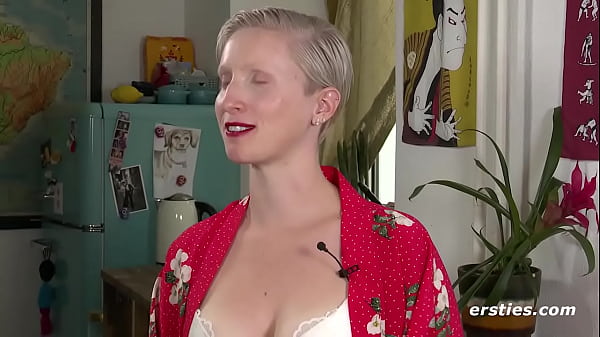 Play MP4 - Ersties&colon; Veronika B&period; masturbiert mit Latexhandschuh&comma; &Ouml;l und Glasdildo