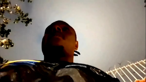 Esse gostoso me encontrou na rua e &eacute; claro que eu n&atilde;o ia perder a oportunidade de levar ele pra conhecer meu quarto 