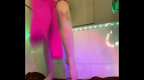 Squirting in the pink leggings
