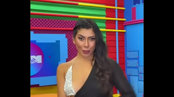 Menina deixando aparecer biquinho em v&iacute;deo do tictoc 
