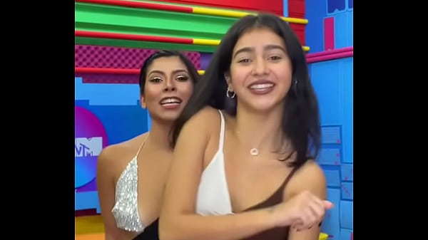 Menina deixando aparecer biquinho em v&iacute;deo do tictoc 