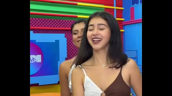 Menina deixando aparecer biquinho em v&iacute;deo do tictoc 