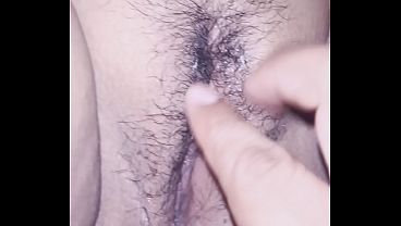 3 dedos es lo que le entran a esta puta y ni los siente de tan abierta que la tiene es mi amiga 