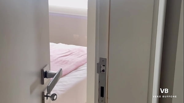 Nonton Descubro A Mi Hijastro Nuevamente Espi&aacute;ndome thumbnail