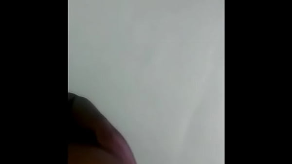 Elvie slutty avec une mini jupe partie