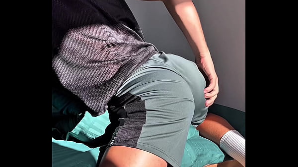 Twink in cap fucks pillow on bed after gym &ndash;hot college guy bubble butt 