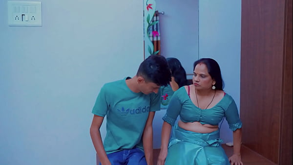 Play MP4 - Indian desi milf Bhabhi gave sexual pleasure to her young devar