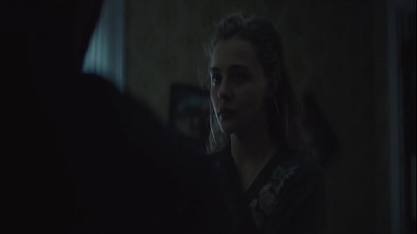 Chlo&euml; Grace Moretz embarazada sexy en pel&iacute;cula 