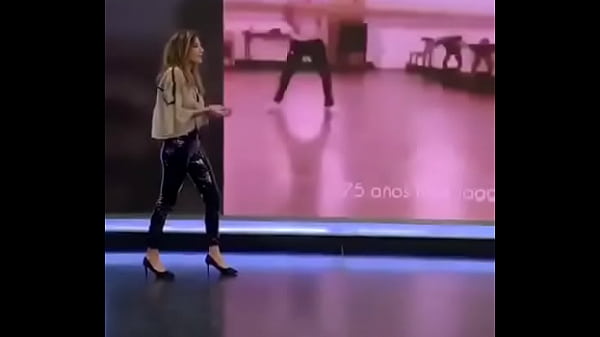 Nonton She Likes Wearing Sexy Pants And Heels thumbnail