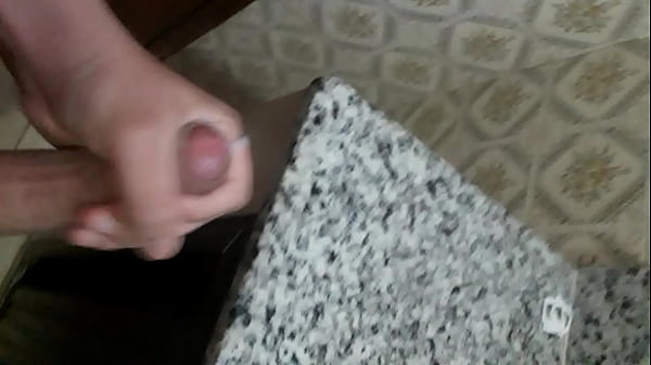 Novinho virgem gozando