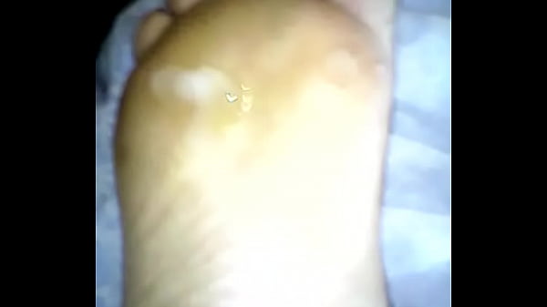 Leche en pies de mi mujer d 17 