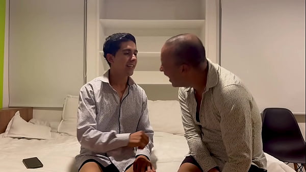 Este joven nunca hab&iacute;a probado una gran verga como la que tiene este discapacitado 