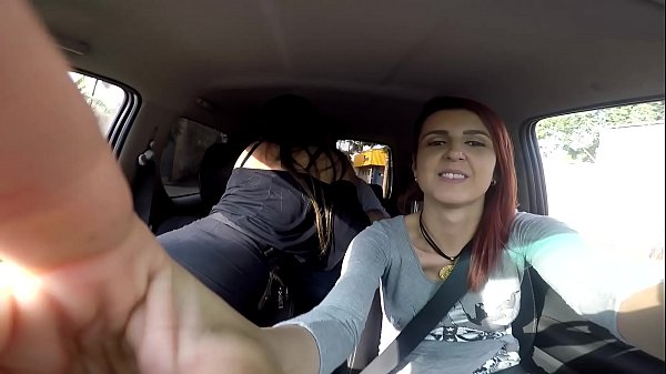 Duas gatas se exibindo naRua e transando com cara dentro de um jimmi -Pernocas - Sumaya_Ganesha