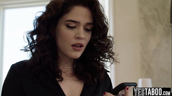 Play MP4 - Hung IT called by big ass Latina MILF to get her laptop fixed