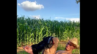 Hetero enfiando milho inteiro no cuzinho 