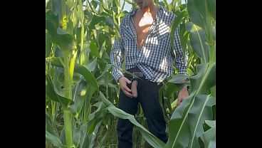 Hetero enfiando milho inteiro no cuzinho 