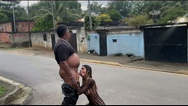 MINHA ESPOSA FAZENDO EXIBISMO NA RUA METI A ROLA ELA GOZOU 2 VEZES TOCANDO 