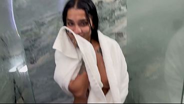 VOYEUR HERMANASTRO NOS ESP&Iacute;A EN LA DUCHA MIENTRAS TENGO SEXO CON UNA ASIATICA TETONA- YASMINA KHAN 