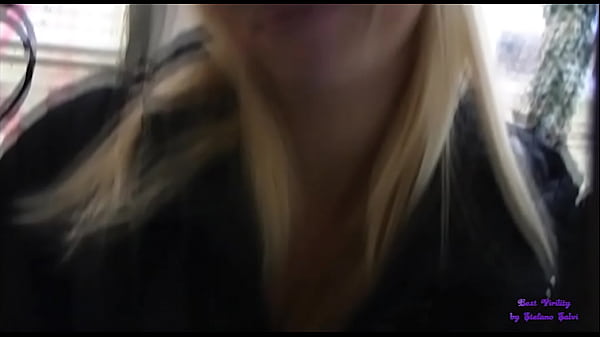 Play MP4 - Una giovane bionda in cambio di soldi si fa toccare e inculare in un sottopassaggio