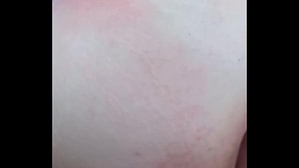 Play MP4 - Mi amigo me da &oacute;rdenes de c&oacute;mo tocarme y me termina rompiendo la colita en el patio de su casa